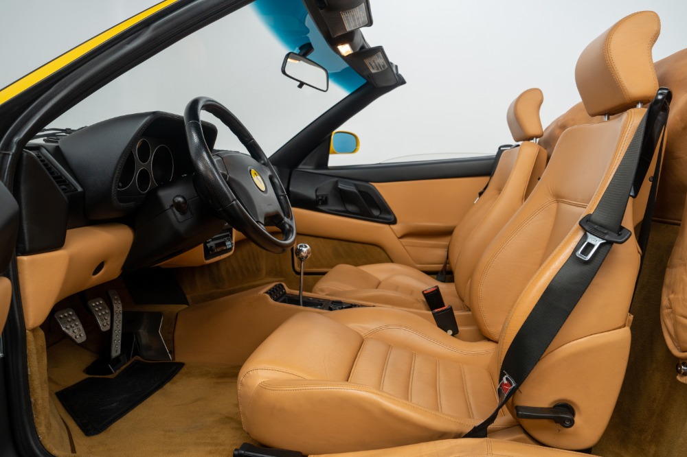 Ferrari F355 Spider 1994-1999 vue intérieur - photo Ferrari | Auto Forever